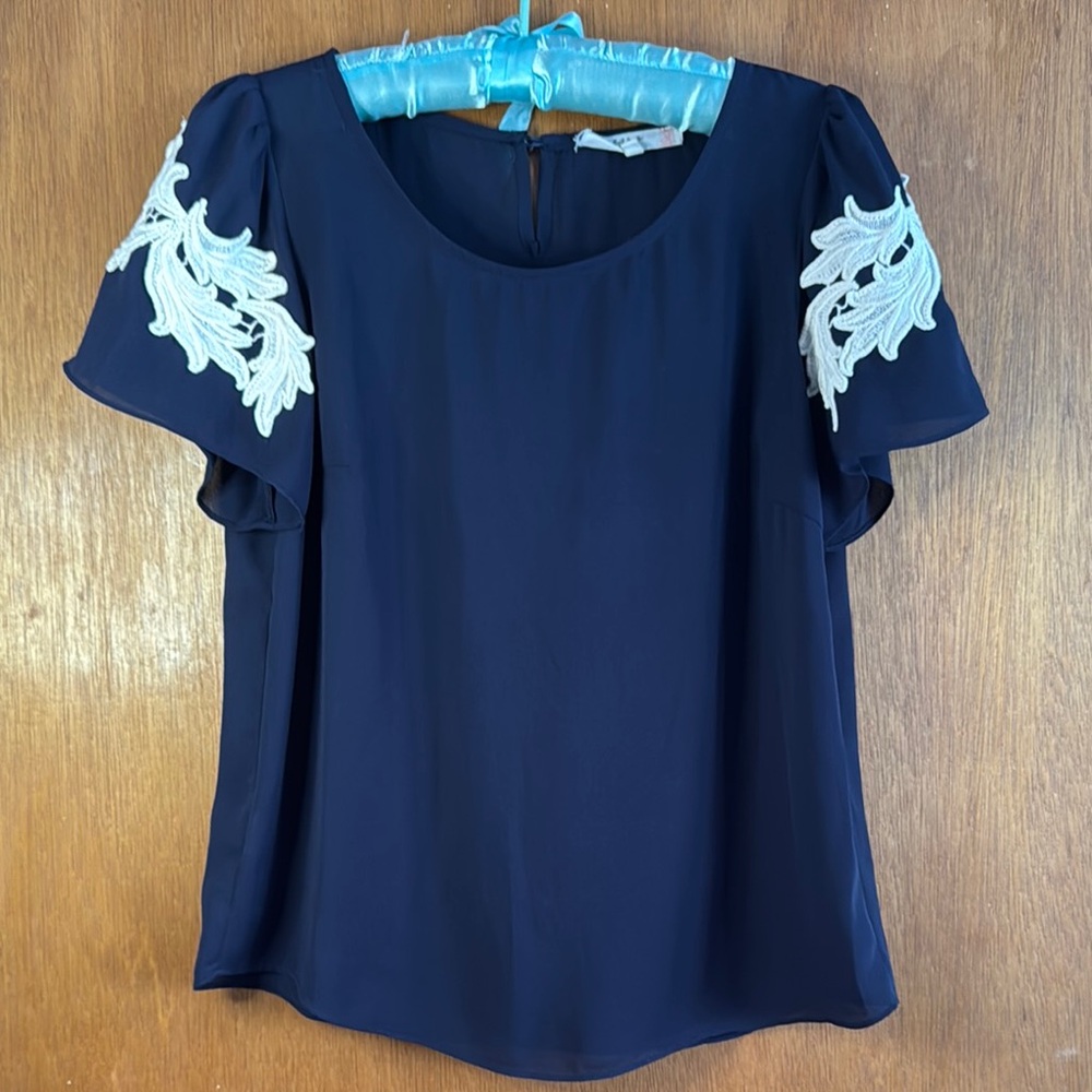 Ezra Blue and White Short Sleeve Blouse with Lace Accents Sz S